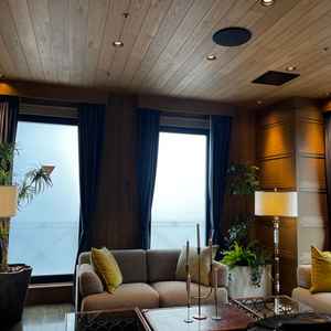 披露宴会場の中の一角にソファスペースがあり、好きな小物を置いたりフォトスポットとして利用できます。