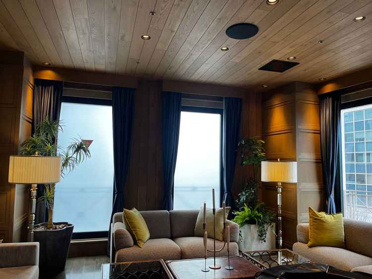 披露宴会場の中の一角にソファスペースがあり、好きな小物を置いたりフォトスポットとして利用できます。