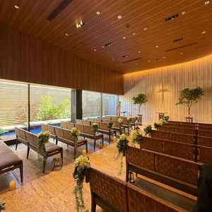 チャペルは光の当たり方が素敵で、横のプールも事前を感じる事ができて良いです。