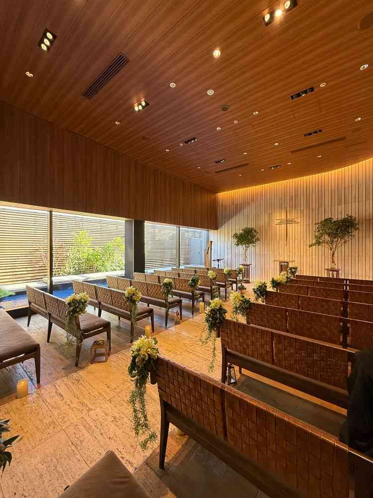 チャペルは光の当たり方が素敵で、横のプールも事前を感じる事ができて良いです。