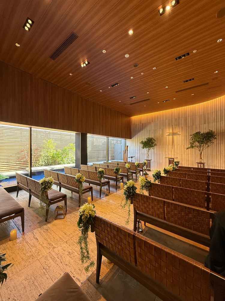 チャペルは光の当たり方が素敵で、横のプールも事前を感じる事ができて良いです。