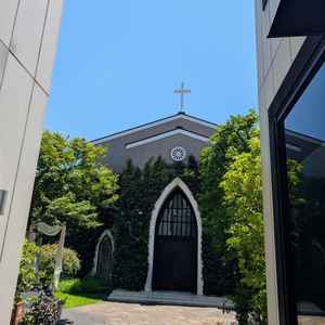 大通りから外れて、建物の間を抜けると教会が見える。