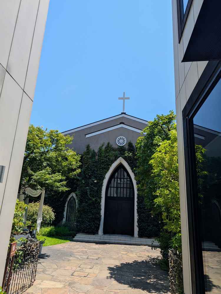 大通りから外れて、建物の間を抜けると教会が見える。