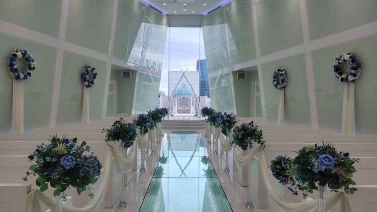 白を基調としたチャペル。正面と天井に窓があり自然光を取り込むことができて綺麗でした。