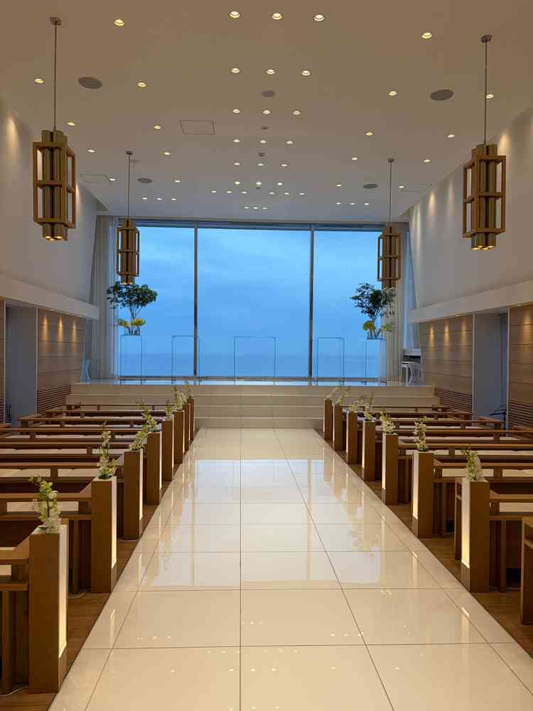 挙式会場の写真。曇りの日でしたが、海の水平線はよく見え、綺麗に見えるような工夫がされていました。