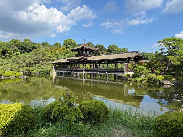 日本庭園でのひと場面。風鈴の音がとても綺麗でした。