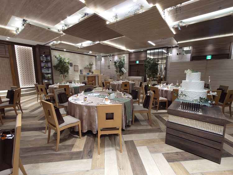 ナチュラル、自然さを感じられる宴会場。(邸宅のようなデザイン)