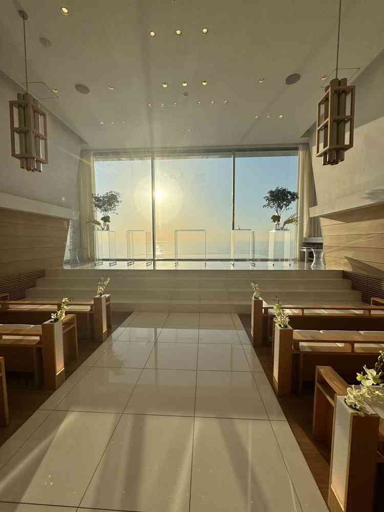 午後に見学したチャペルです。晴れていてとても眩しかったです。