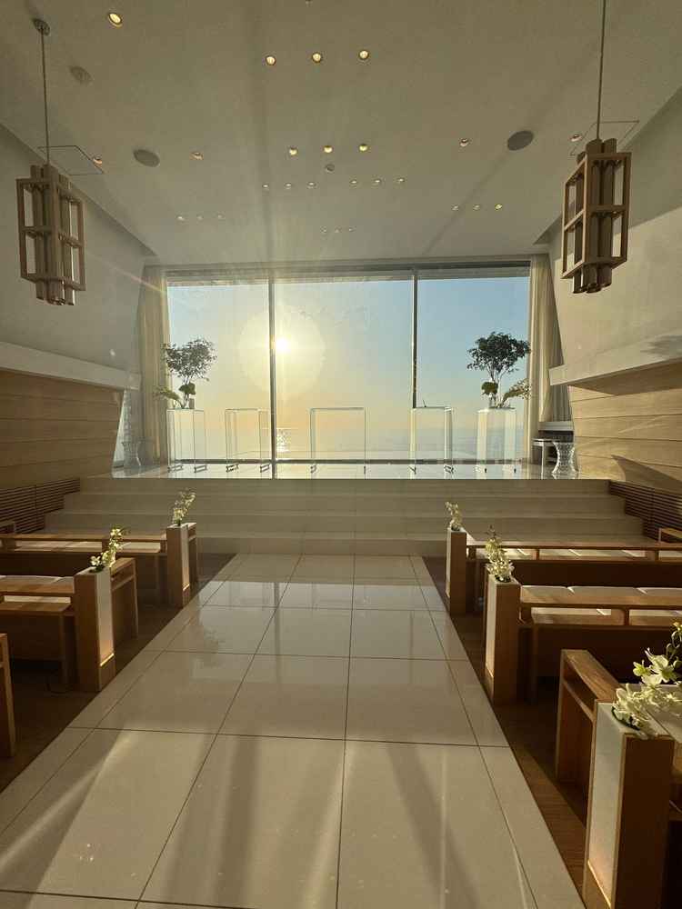 午後に見学したチャペルです。晴れていてとても眩しかったです。