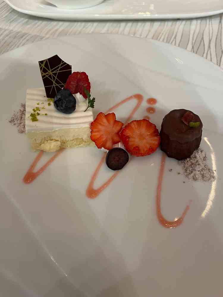 コース料理の中でこちらのデザートはケーキとカヌレが入っており豪華だなと思いました。