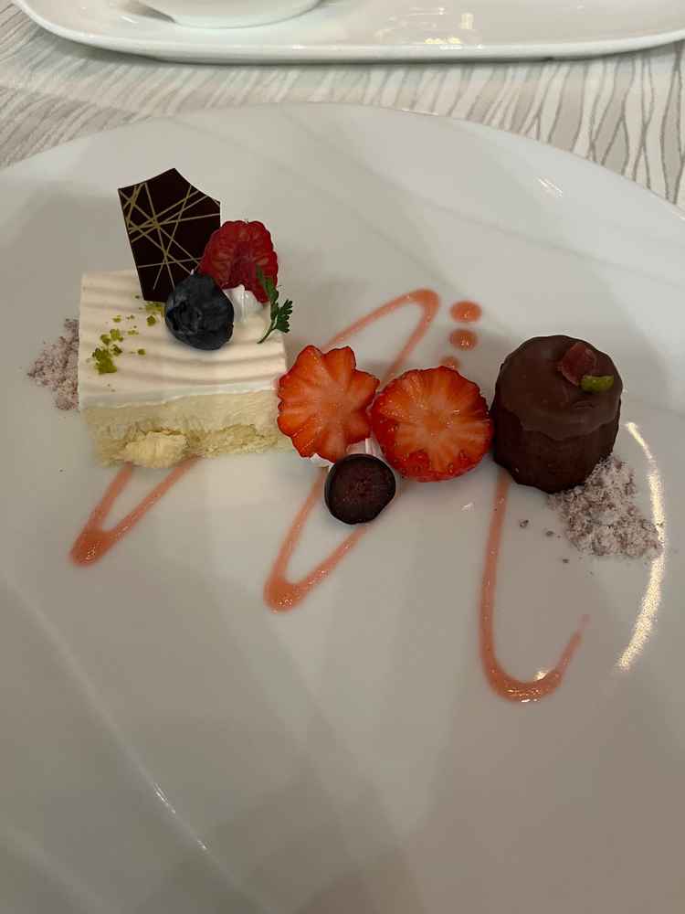 コース料理の中でこちらのデザートはケーキとカヌレが入っており豪華だなと思いました。