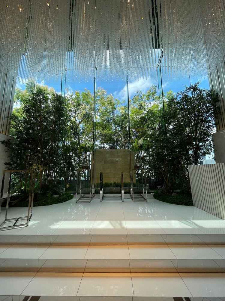 挙式会場です。ガラス越しにある木は、年中メンテナンスされており、緑の状態を保っているそうです。