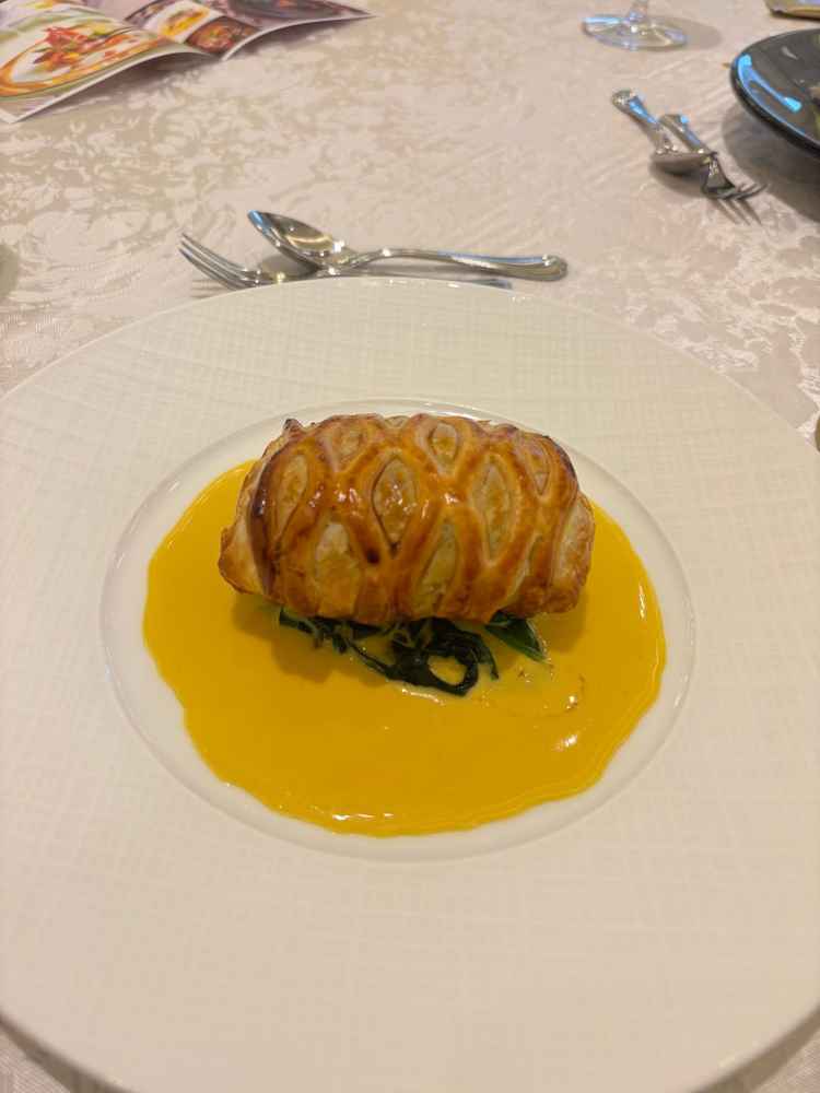 白身魚のパイ包は、外サクサク中フワフワで大変美味しかったです