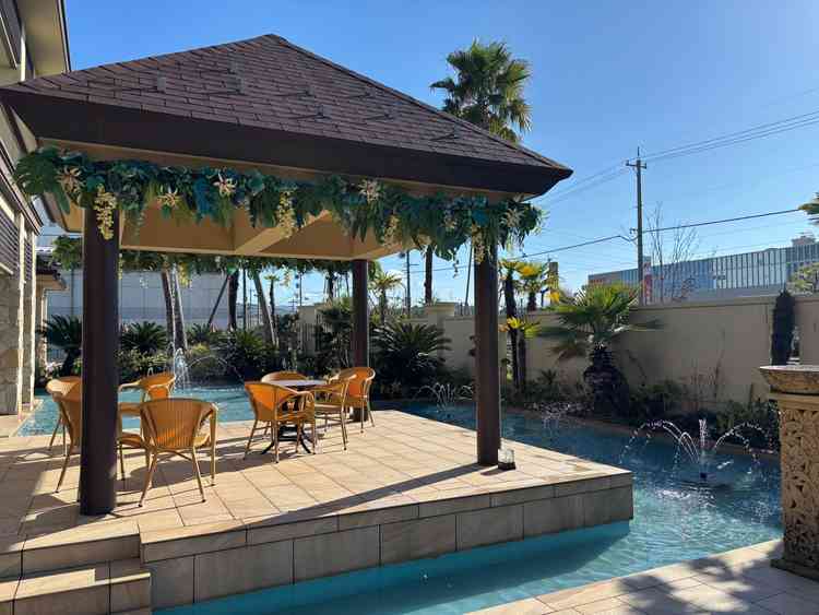 水上テラス。リゾート地にいるような非日常を感じられる