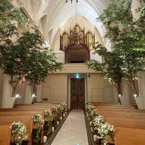 チャペル内②:主役の邪魔にならないよう、パイプオルガンが後ろに設置されている。