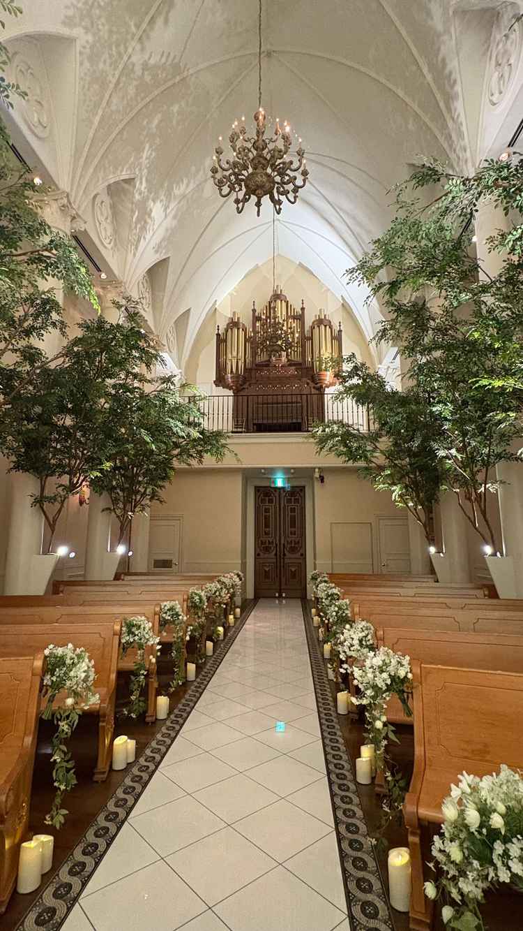 チャペル内②:主役の邪魔にならないよう、パイプオルガンが後ろに設置されている。