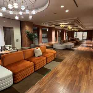 ゲストが待機できるスペースでした。ソファも多く、リラックスできそうでした。