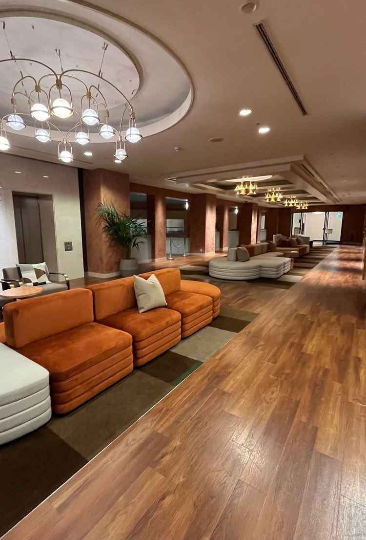 ゲストが待機できるスペースでした。ソファも多く、リラックスできそうでした。