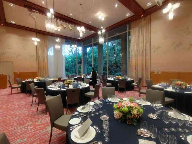 京都の庭園がのぞめる披露宴会場を選ぶことも可能です。