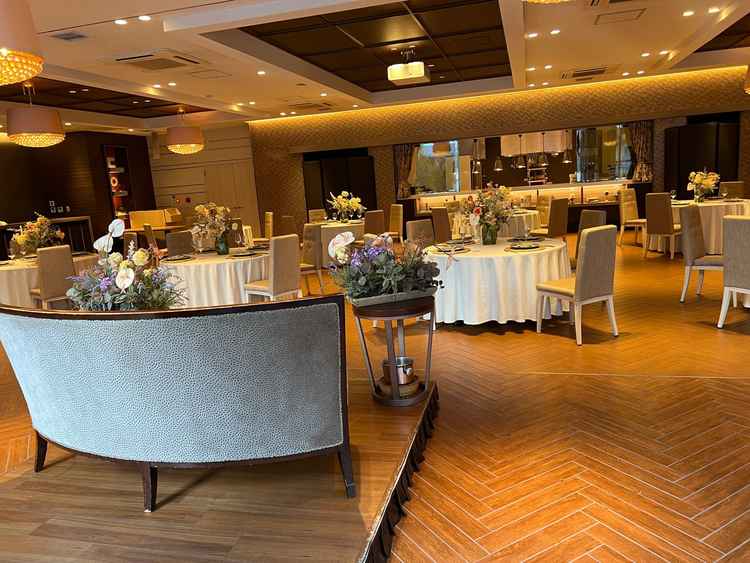 少人数の披露宴会場。