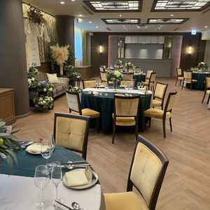 一つ目の披露宴会場。大人っぽい雰囲気で落ち着いた印象。