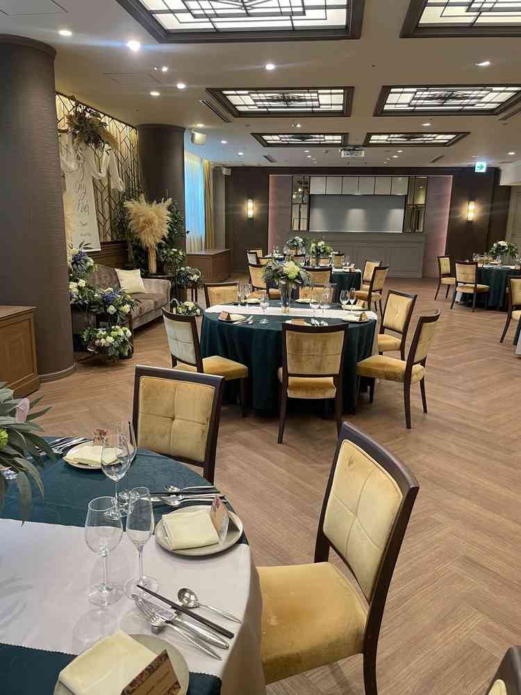 一つ目の披露宴会場。大人っぽい雰囲気で落ち着いた印象。