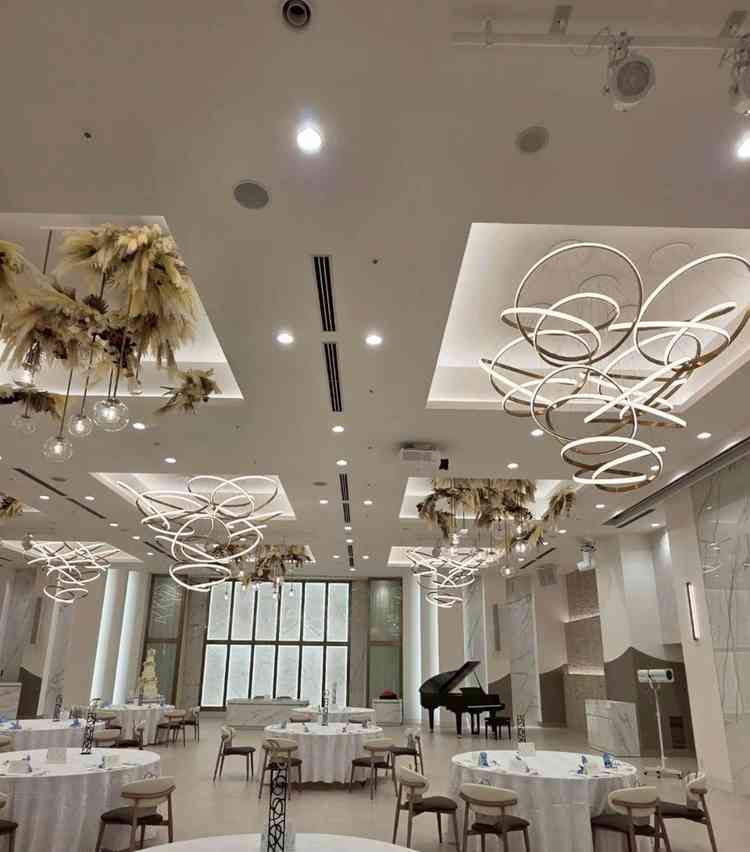 デザイン性の高い天井ライトがある披露宴会場