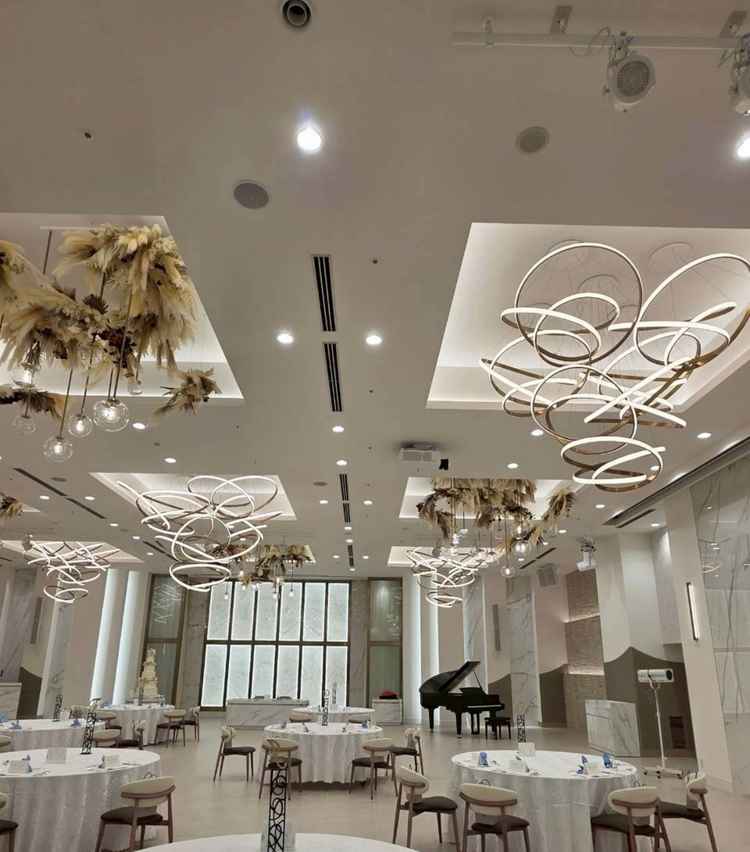 デザイン性の高い天井ライトがある披露宴会場