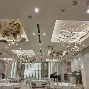 デザイン性の高い天井ライトがある披露宴会場