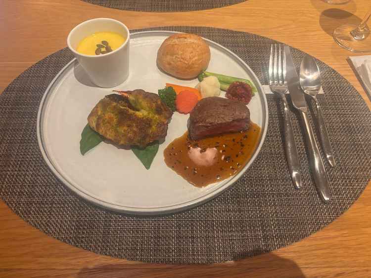 試食のワンプレート写真です。オマール海老のグラタンがとても美味しかったです。