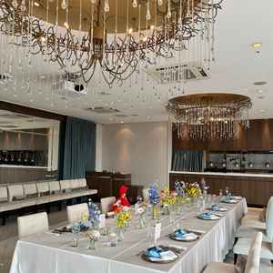 少人数にも対応できる披露宴会場。シャンデリアがとても素敵でした。