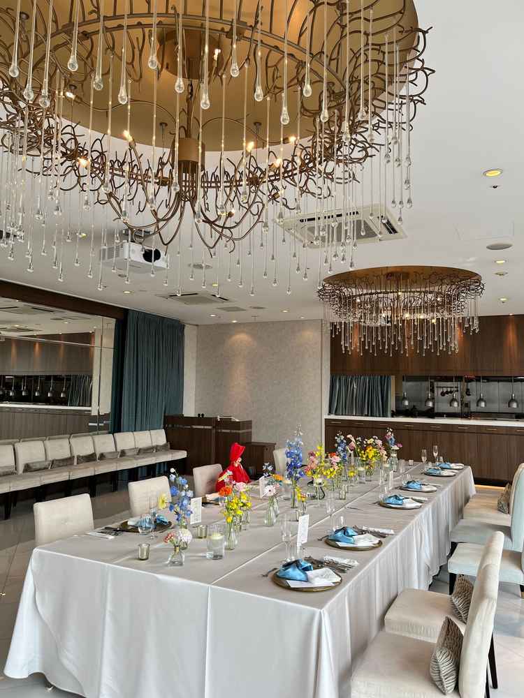 少人数にも対応できる披露宴会場。シャンデリアがとても素敵でした。