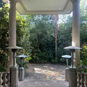 挙式会場の外にあるフラワーシャワースペース。屋根があるので、雨が降っても安心。