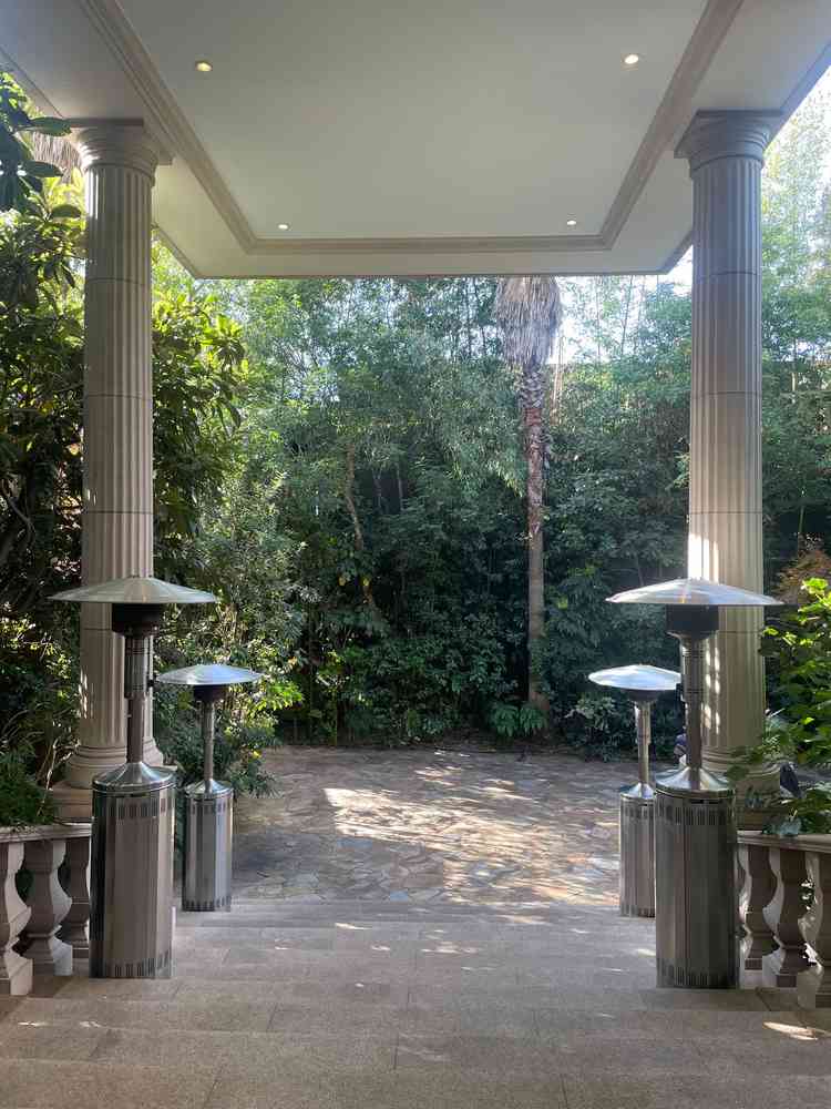 挙式会場の外にあるフラワーシャワースペース。屋根があるので、雨が降っても安心。