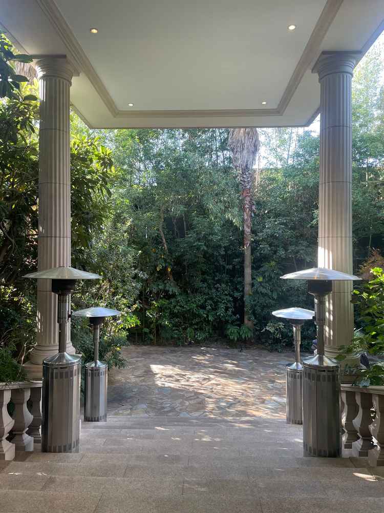 挙式会場の外にあるフラワーシャワースペース。屋根があるので、雨が降っても安心。