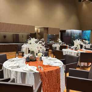 茶色のお部屋も素敵な雰囲気。少し狭いがアットホームな式ができそう。