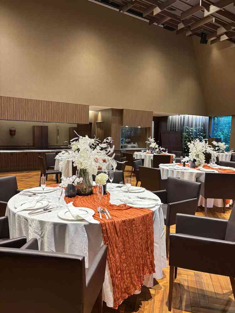 茶色のお部屋も素敵な雰囲気。少し狭いがアットホームな式ができそう。