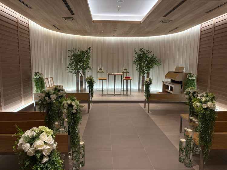 挙式会場。4階に位置しバージンロードは短めのため新郎新婦とゲストの距離はとても近く感じられる。