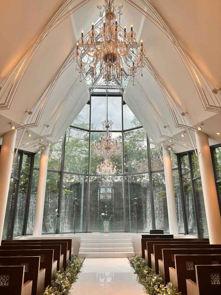 【森のチャペル_大宮離宮】公式サイトの写真に限りなく近い。天井高、横は窓ガラスで密閉感を感じない。