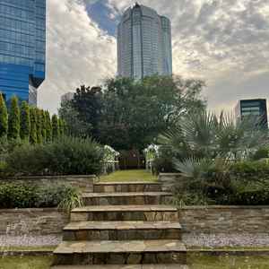 ルーフトップチャペルは綺麗な緑で覆われており、ミッドタウンと相まって都会のオアシスのようでした。