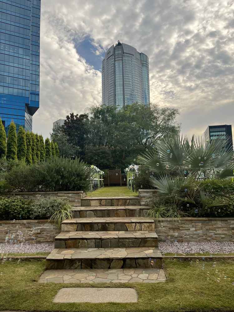 ルーフトップチャペルは綺麗な緑で覆われており、ミッドタウンと相まって都会のオアシスのようでした。