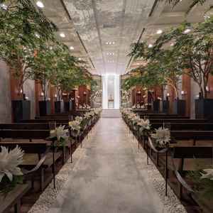 キャンドルや木の装飾、装花がバランスよく配置されていて、追加料金をかけなくても十分に華やか