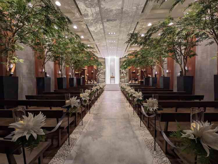 キャンドルや木の装飾、装花がバランスよく配置されていて、追加料金をかけなくても十分に華やか