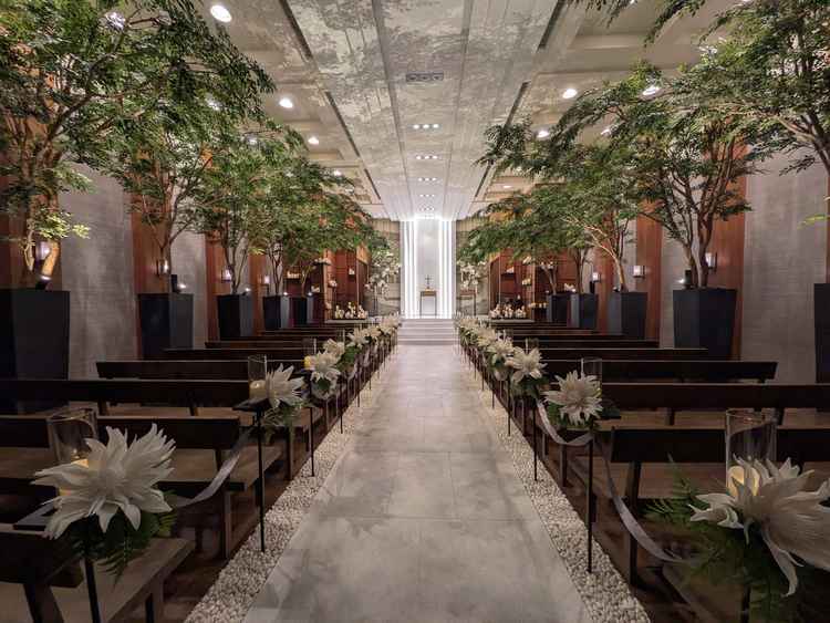 キャンドルや木の装飾、装花がバランスよく配置されていて、追加料金をかけなくても十分に華やか