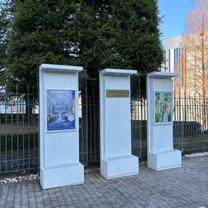 アニヴェルセルの看板と広告です。