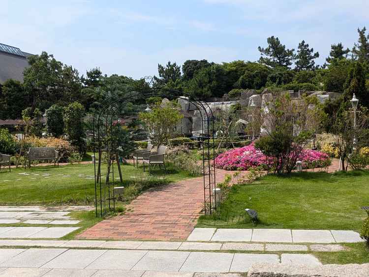 チャペルに到る庭園