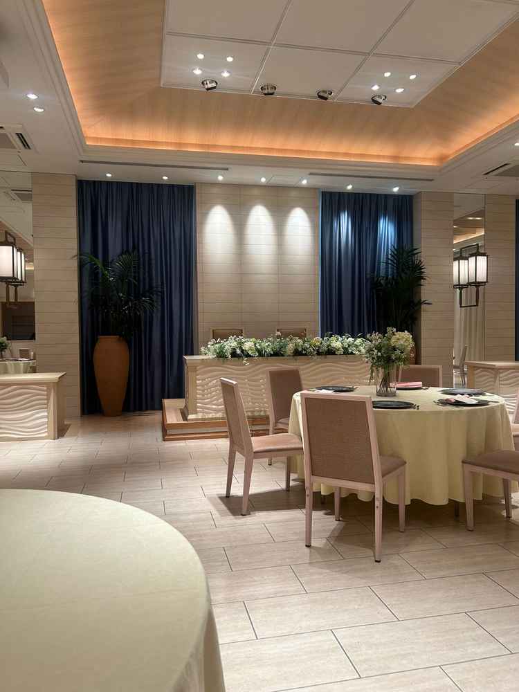 披露宴会場です。落ち着いたデザインと奥にはチャペルと同じく海が見渡せるようになっておりました。