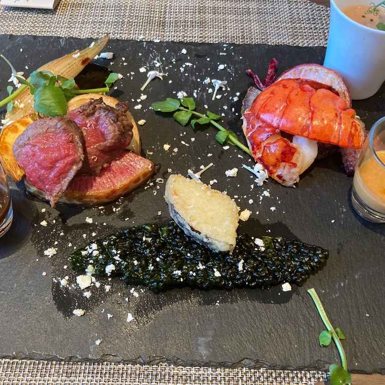 料理がとても美味しかったです。根菜が沢山使用されたメニューで、見た目も華やかでした。