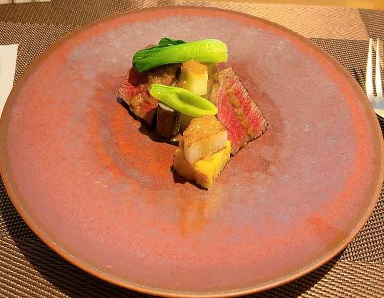 お肉がジューシーで美味しかったです。周りの野菜も本来の旨みを感じました。