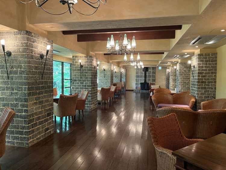 入って奥のほうの待機スペースの写真です。開放感がありゆったり待機できそうでした！